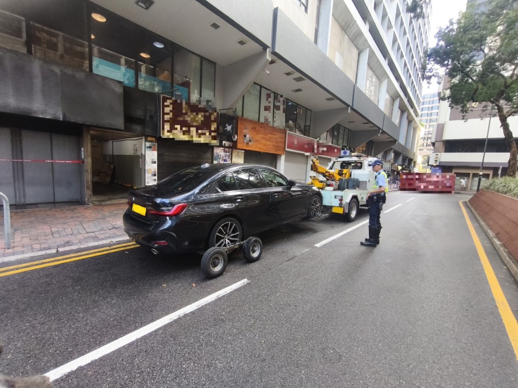 警油尖違泊黑點執法，發942張告票及拖走9車。警方圖片