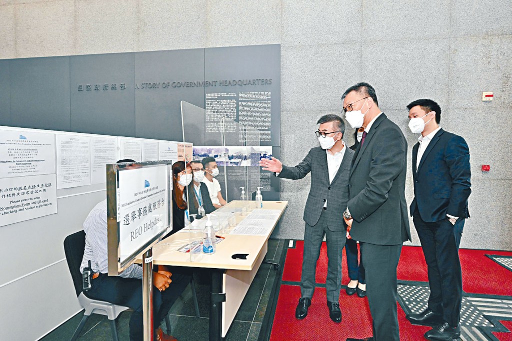 选举管理委员会主席陆启康，昨到访位于添马政府总部的选举主任办事处视察。