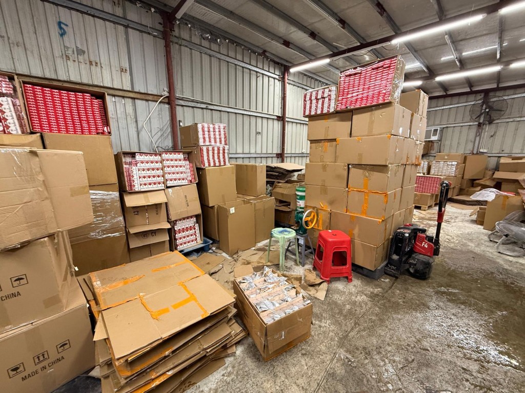 人員在鐵皮場內發現大量懷疑用作製造私煙的原材料、私煙成品,以及與製煙生產線相關的機器。 人員在鐵皮場內發現大量懷疑用作製造私煙的原材料、私煙成品,以及與製煙生產線相關的機器。