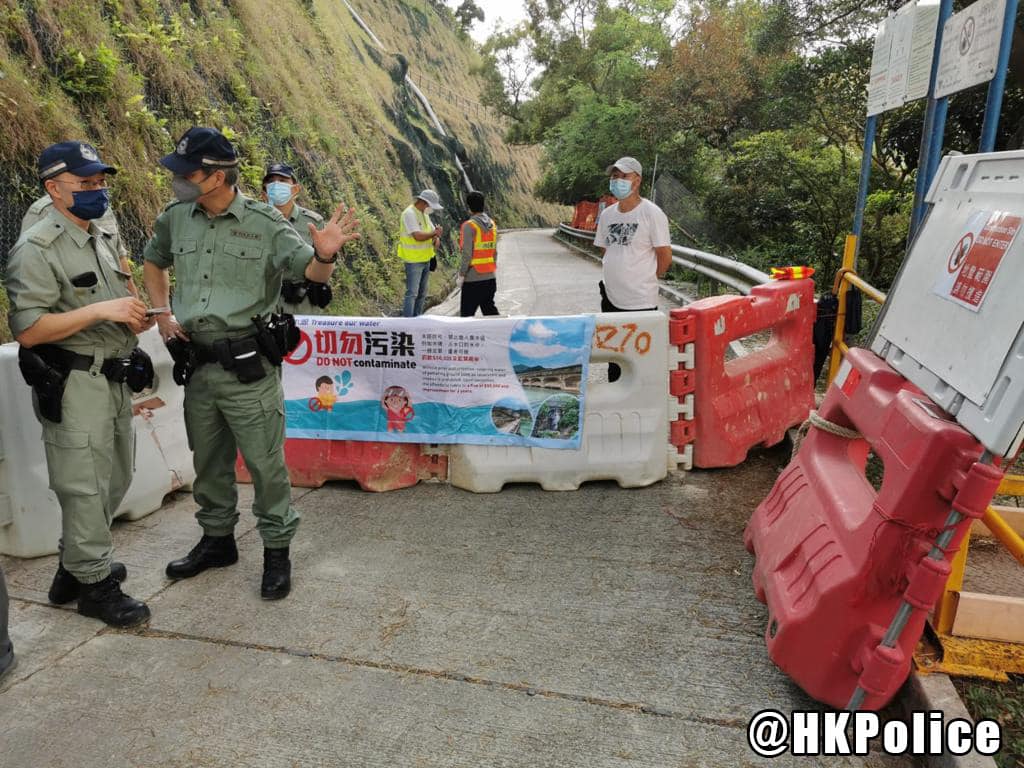 警方在場勸喻市民不要靠近水塘範圍。警方圖片