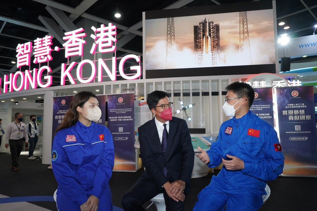 财政司副司长黄伟纶相约了两位「少年太空人」赵心悦（Cheryl）和陈蔚尧（Terry），到「国际资讯科技博览」交流和参观。FB图片
