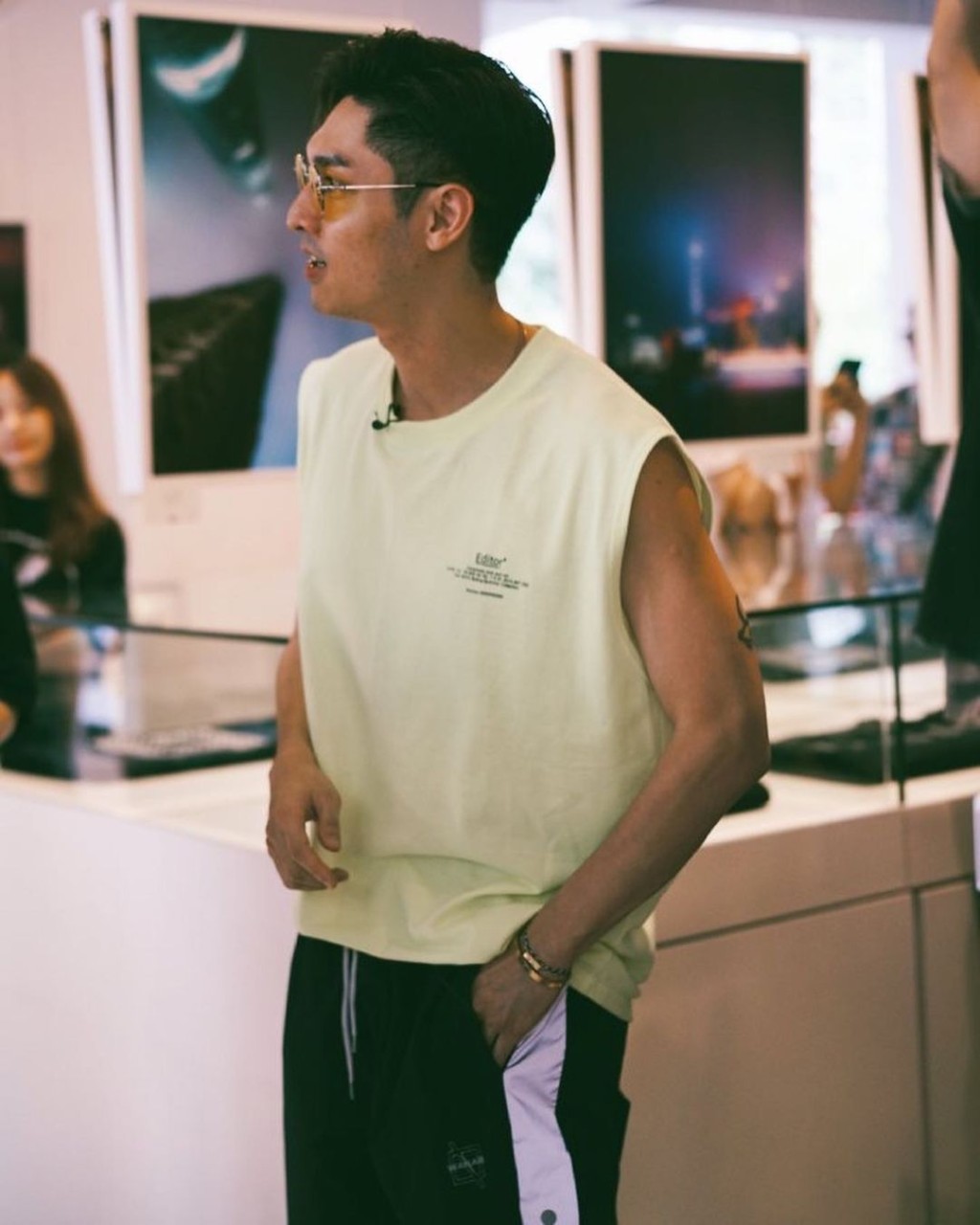 Kelvin到展覽場地欣賞自己的攝影作品。