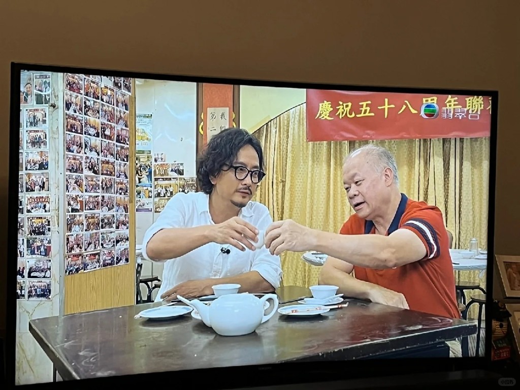 前年谢君豪因拍摄TVB节目《回家》，而重遇小学同学强哥。