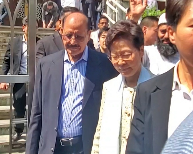 林鄭月娥離開清真寺時無回應傳媒提問。