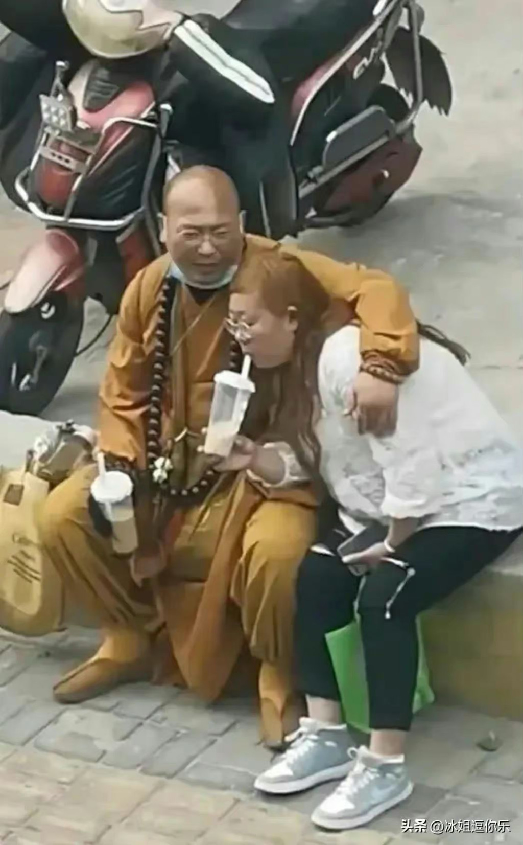 二人在街頭齊喝奶茶。