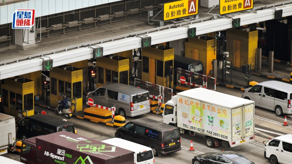 李耀培又建议政府尽快拆除收费亭，扩阔行车视线，令车辆能于隧道口前以均速行驶，能有效增加隧道汽车流量。资料图片
