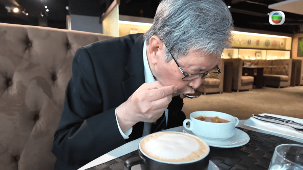 蔡醫生作為醫生，常常勸病人不要吃朱古力，自己卻「偷偷地食，耐唔耐食下」。