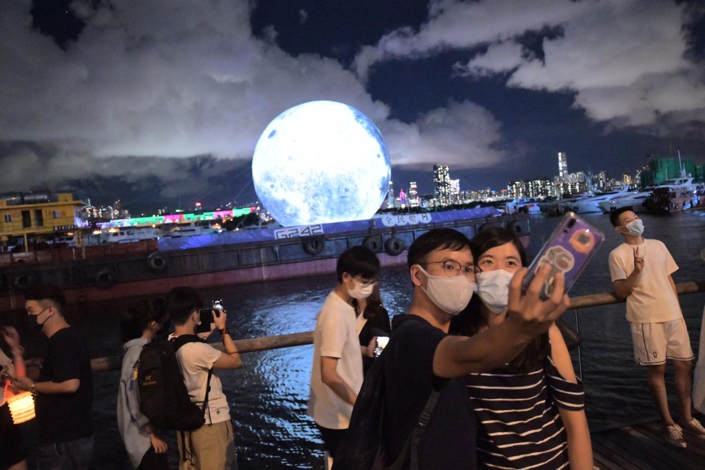 觀塘海濱繼續有大批市民打卡留念。