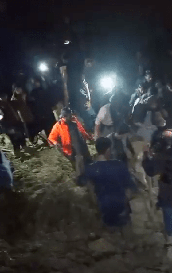 网上影片可见，大批民众在夜间，于灾场合力挖掘，希望寻获生还者。X@sirajnoorani 