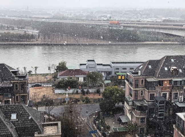 上海下雪。  微博@張抗抗KK
