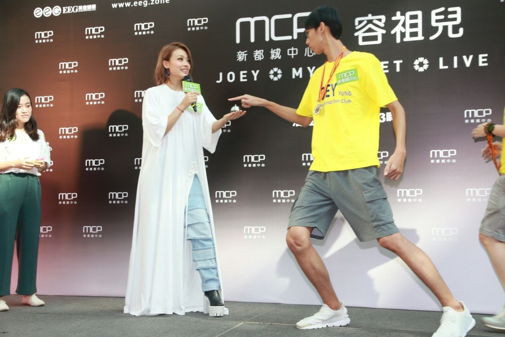 祖兒指這位6呎3吋的高佬令她捧腹大笑。