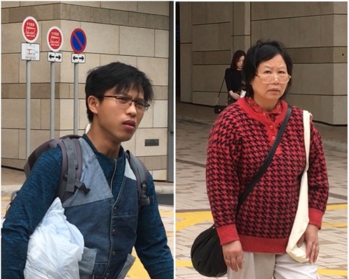 被告戴譽威(左)及母親梁麗燕。劉曉曦攝