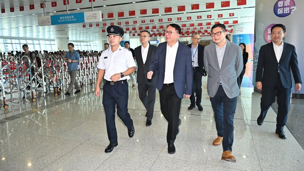 陳國基到訪香園圍管制站 檢視口岸部門應對人流上升安排運作