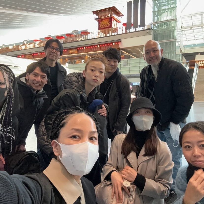 出發到香港前，中島美嘉在日本機場大合照，包括結他手老公馬谷勇(後右一)