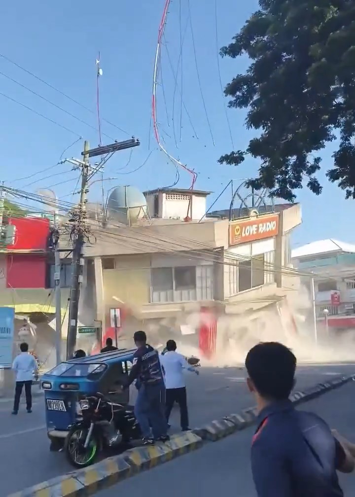 菲律賓發生7.8級地震，聖托斯將軍市（General Santos City）一棟商場不堪強震倒冧。