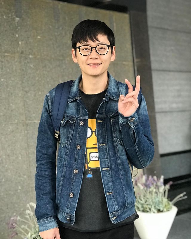 《堅離地》演的毒男「希神 」,振朗笑言造型「衰過喺屋企」,因他刻意不化妝梳頭兼帶眼鏡,唯一好處是起身刷完牙就可以開工。