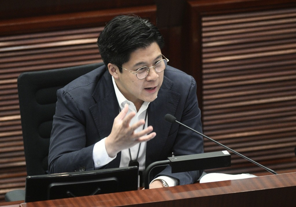 霍啟剛指康文署圖書館標書剔除了投標者的評分項目，價低者得的審核破壞了出版行業的生態。資料圖片