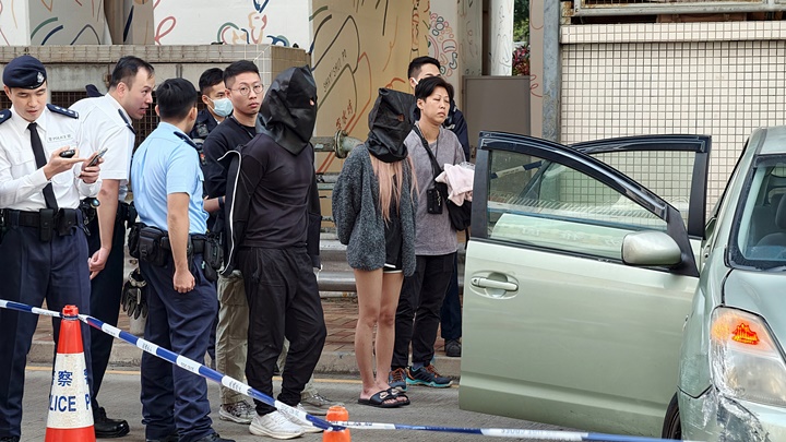 警方拘捕一对男女。黄文威摄