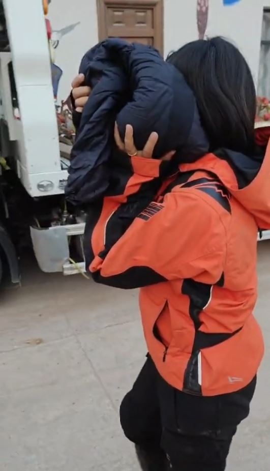 女鐵騎士在雲南意外飛落山的影片火爆全球網絡，成為網民惡搞題材。