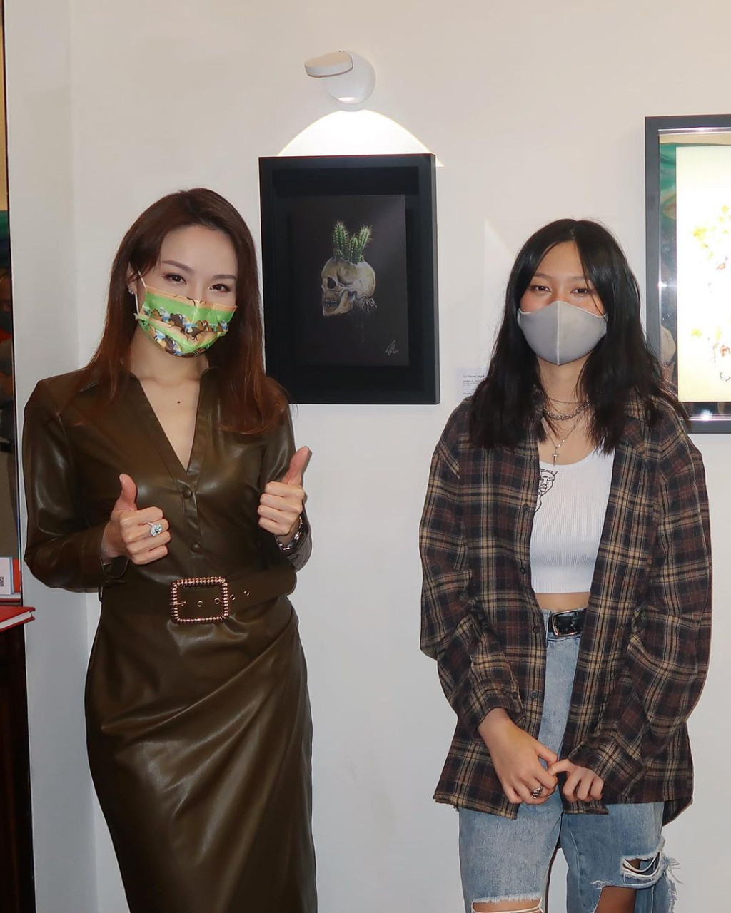 有內地媒體報道指，相中穿格仔恤衫戴口罩的女子(右)是張學友女兒張瑤萱。