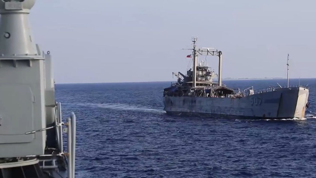 當日菲方艦艇靠近解放軍。微博@南部戰區