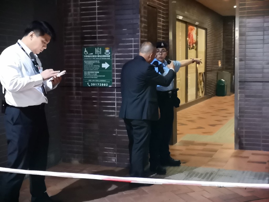 警員到場搜捕。網民提供