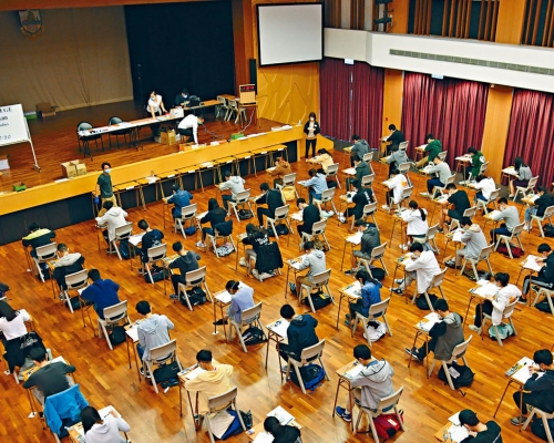 考評局宣布,精簡 2022年香港中學文憑考試(文憑試)12個甲類科目的公開考試評核要求。 資料圖片