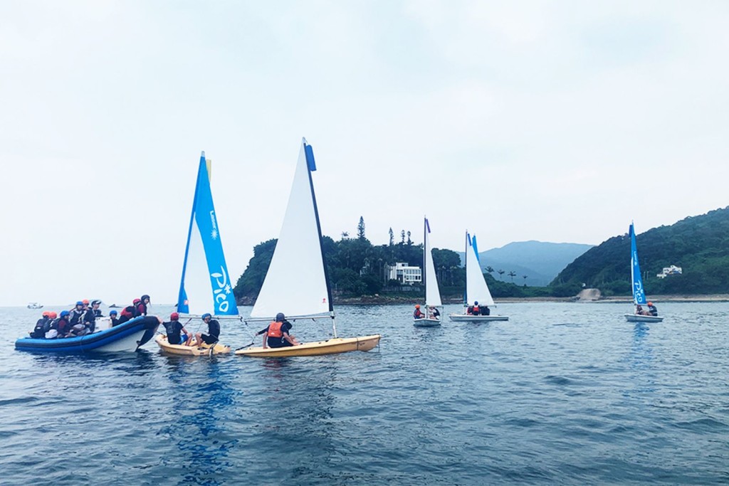 學校邀請HKSF為五年級學生開辦風帆課程，以Laser Pico小型帆船訓練學生基本風帆技巧。