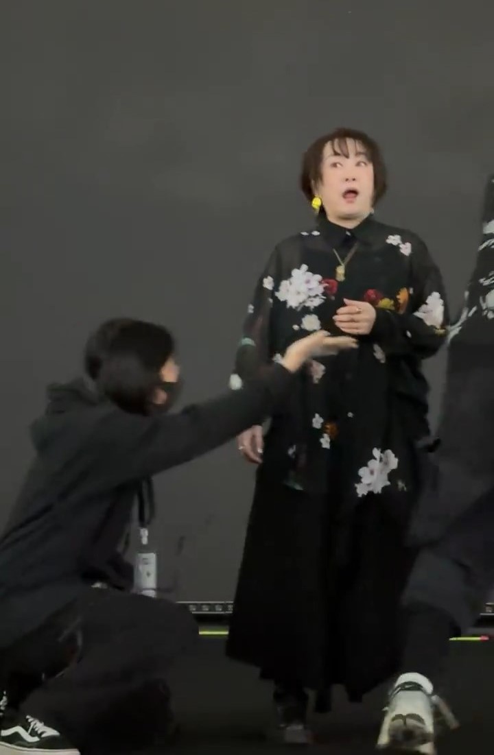 大槻真希出席Bandai Namco嘉年華,表演期間音樂突然中斷。 大槻真希出席Bandai Namco嘉年華,表演期間音樂突然中斷。