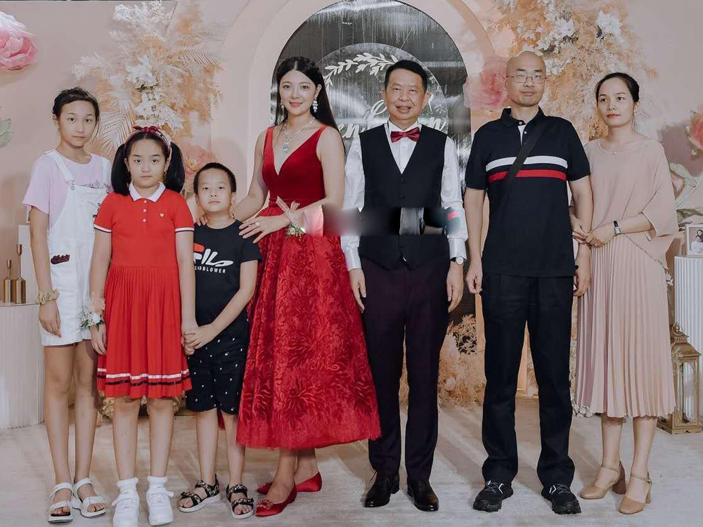 陳景河與親人合照。(網圖)