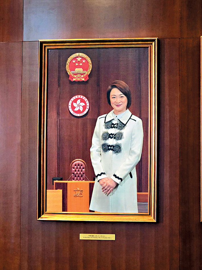 立法會一樓會議廳外，已掛上新任立法會主席李慧琼的畫像。
