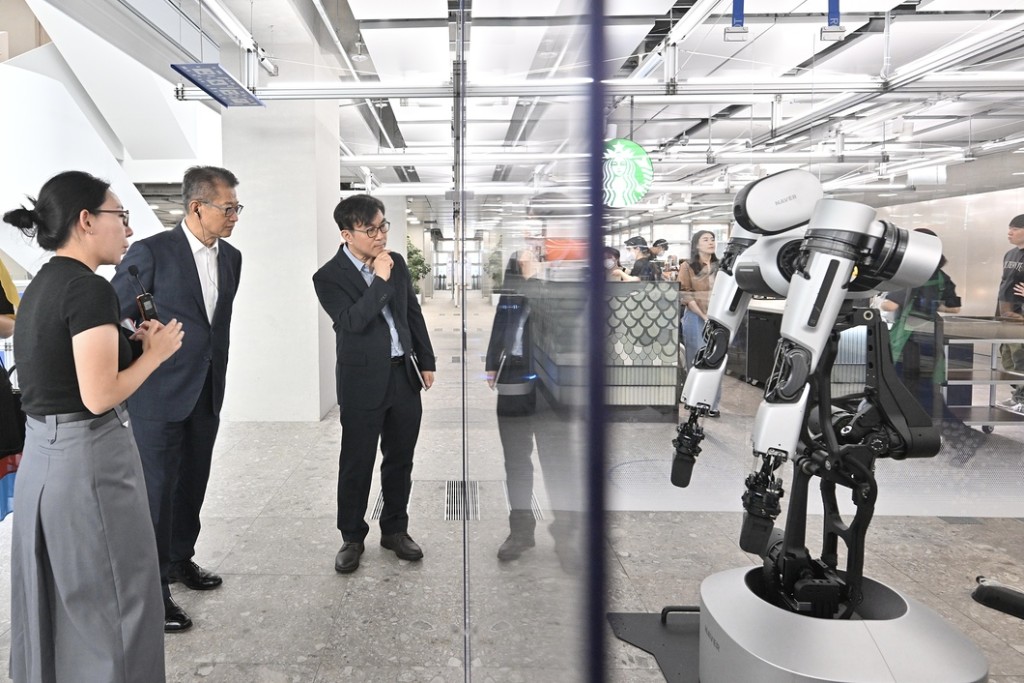 陳茂波參訪創科企業Naver,並觀看企業在人工智能和機器人的應用展示。陳茂波fb 陳茂波參訪創科企業Naver,並觀看企業在人工智能和機器人的應用展示。陳茂波fb