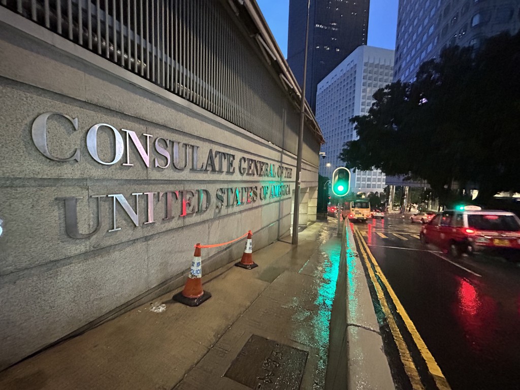 美国驻港领事馆的外墙字牌疑遭破坏。曾志恒摄