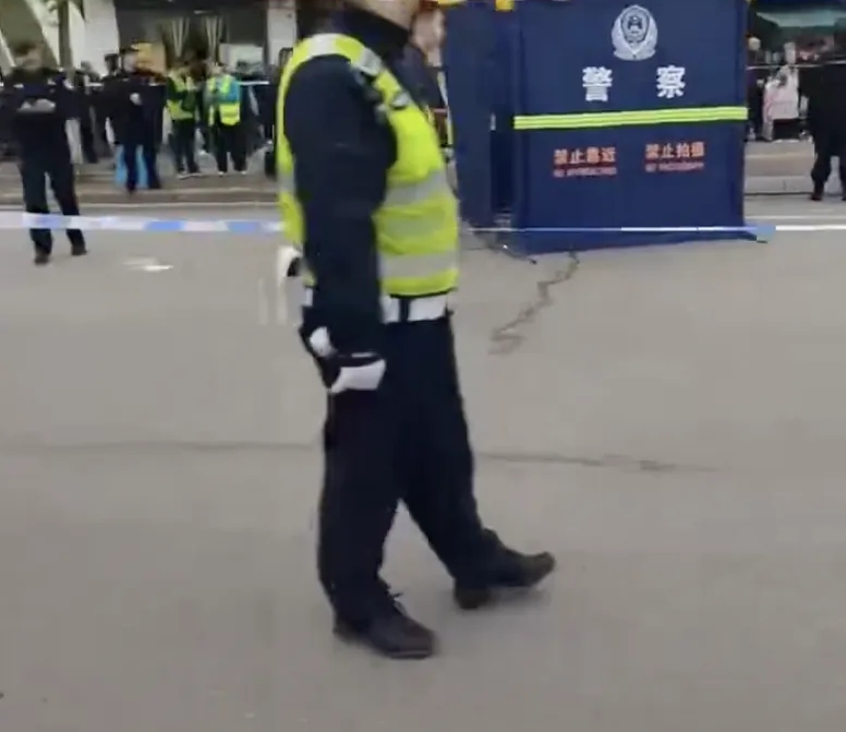 有警員在場處置,現場拉起封鎖線。 有警員在場處置,現場拉起封鎖線。