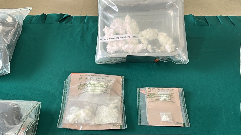 海關檢獲約2.5公斤懷疑可卡因及293克懷疑霹靂可卡因，估計市值共約210萬元。林思明攝
