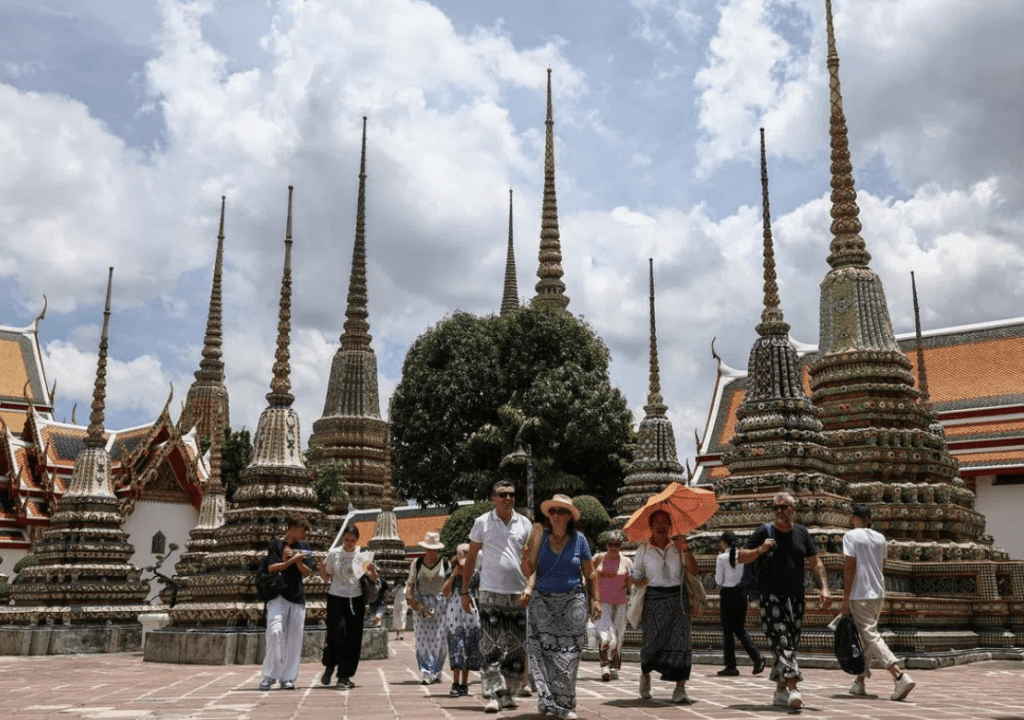 泰国机场公司（AOT）今年6月已把旗下6个机场的国际航班旅客服务费，由730泰铢上调至1,120泰铢。路透社