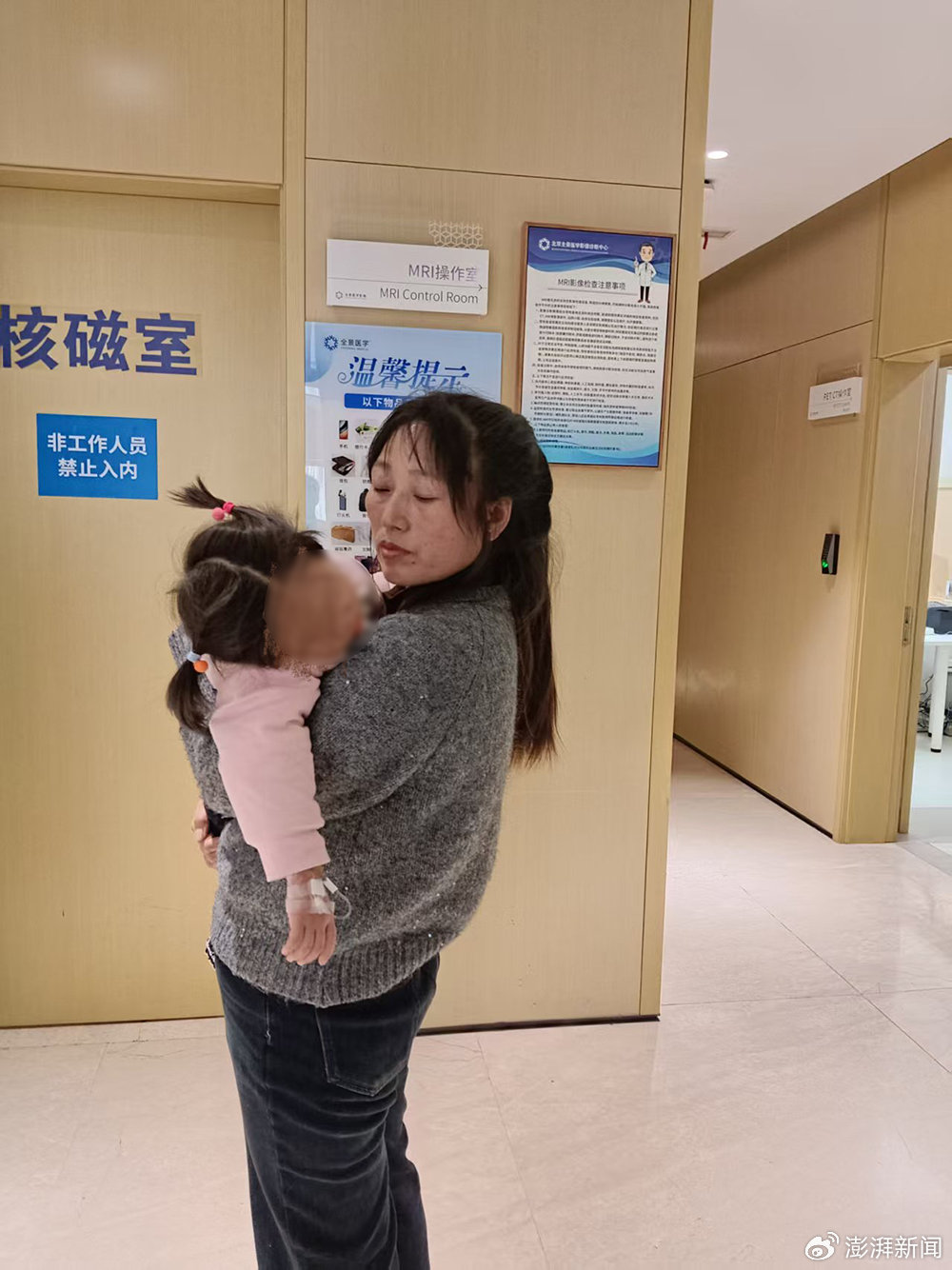 秦红利生产时因保健院连串失误，导致佳佳脑瘫。澎湃新闻