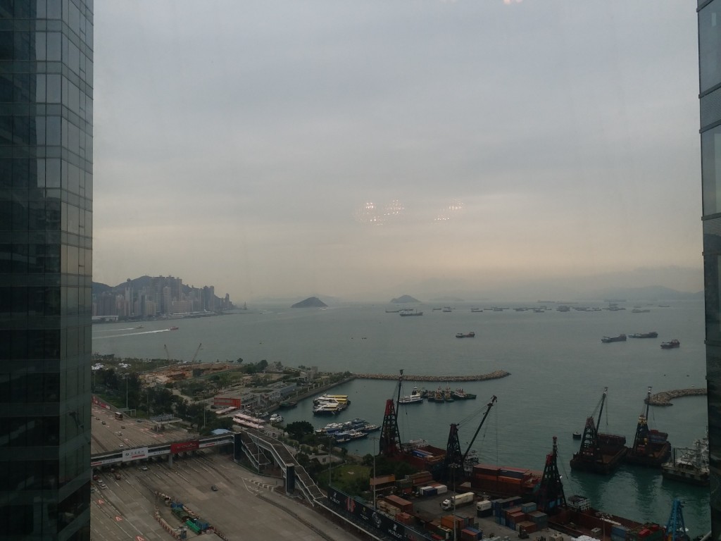 單位外望避風塘，遠眺海景。