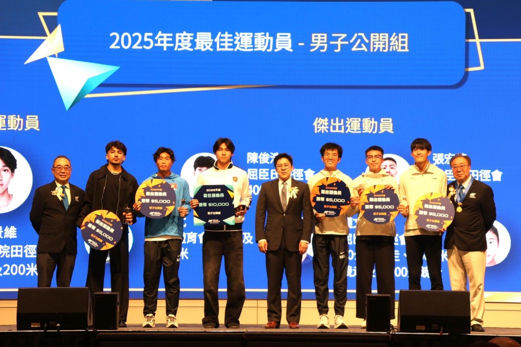 男子成年組各「傑出運動員」，葉景維（左四）最終奪「最佳運動員」獎。徐嘉華攝