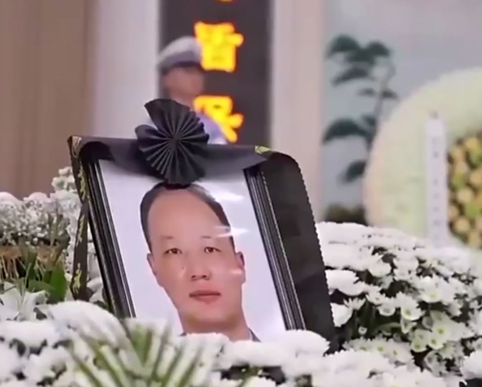 武漢交警蔣仲超因攔停衝路障汽車，被頂行逾600米殉職。微博