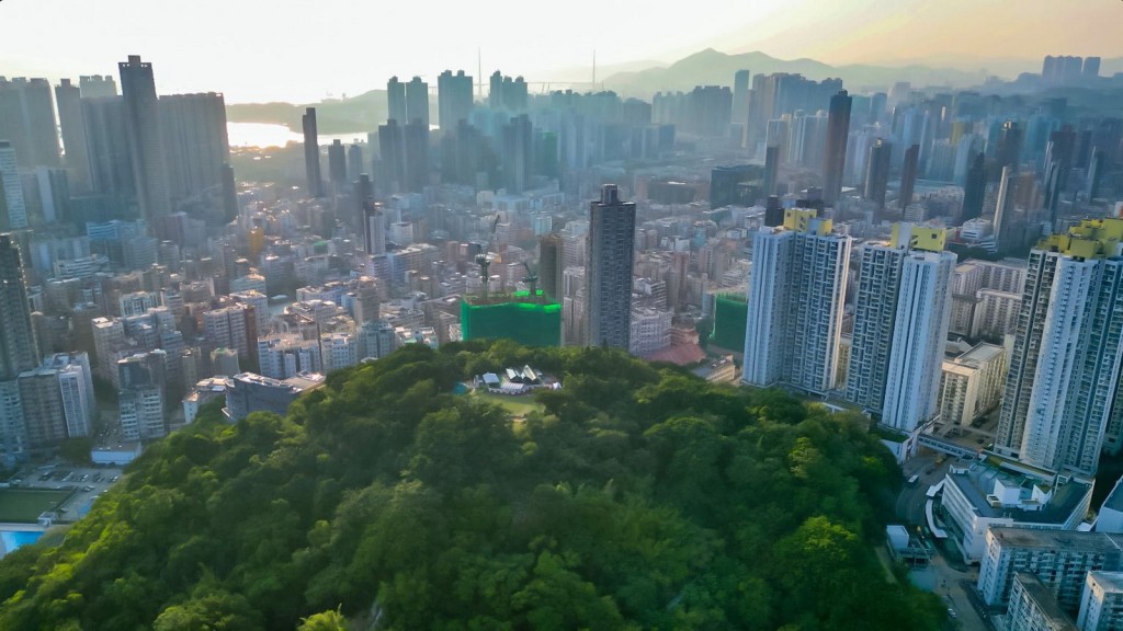 項目背靠香港打卡熱點主教山,部份高層單位更可遠望海景。