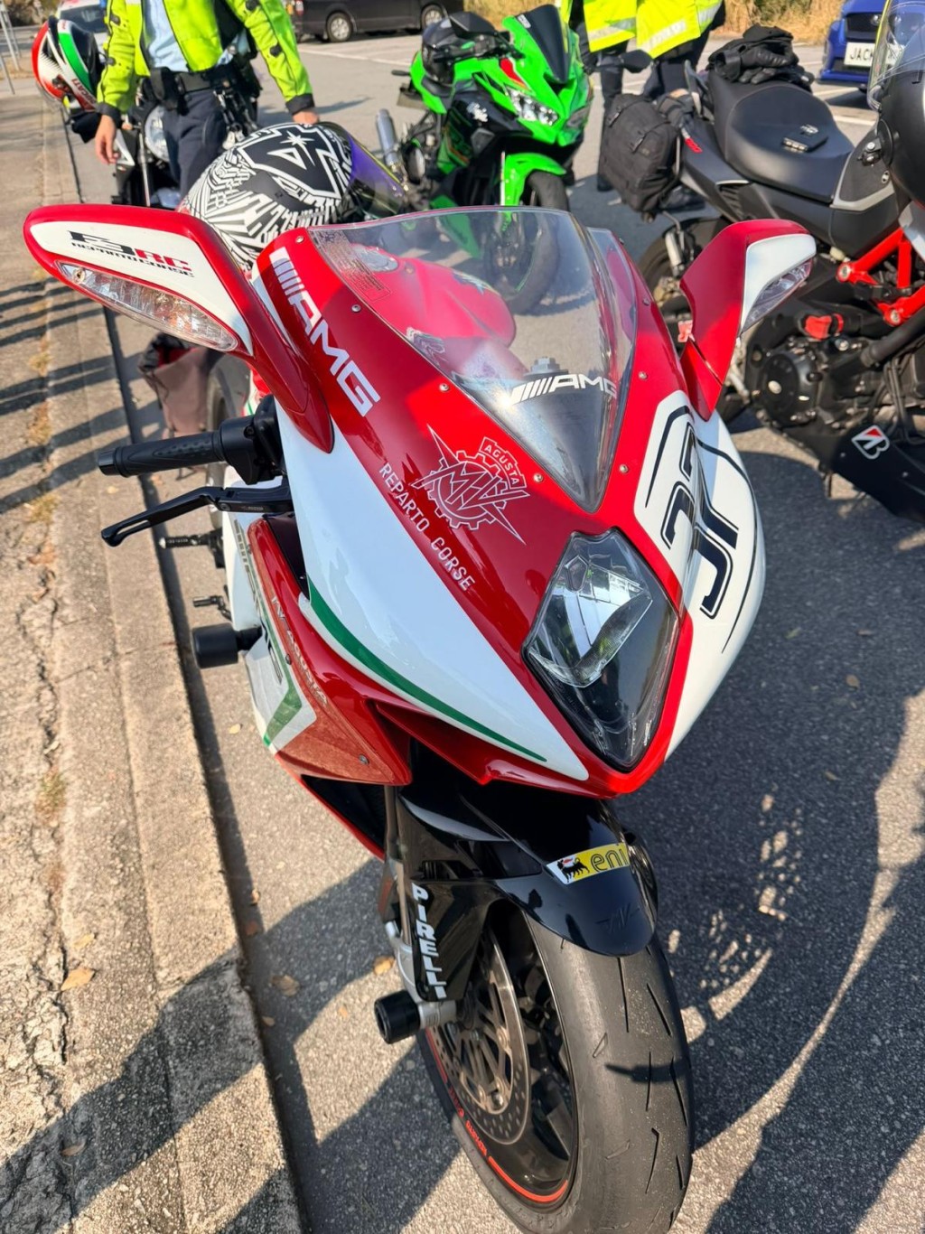 警方於屯門、元朗、吐露港公路、大美督、鹿頸路及新娘潭路一帶截查約50輛懷疑涉及非法改裝的私家車及電單車。警方提供