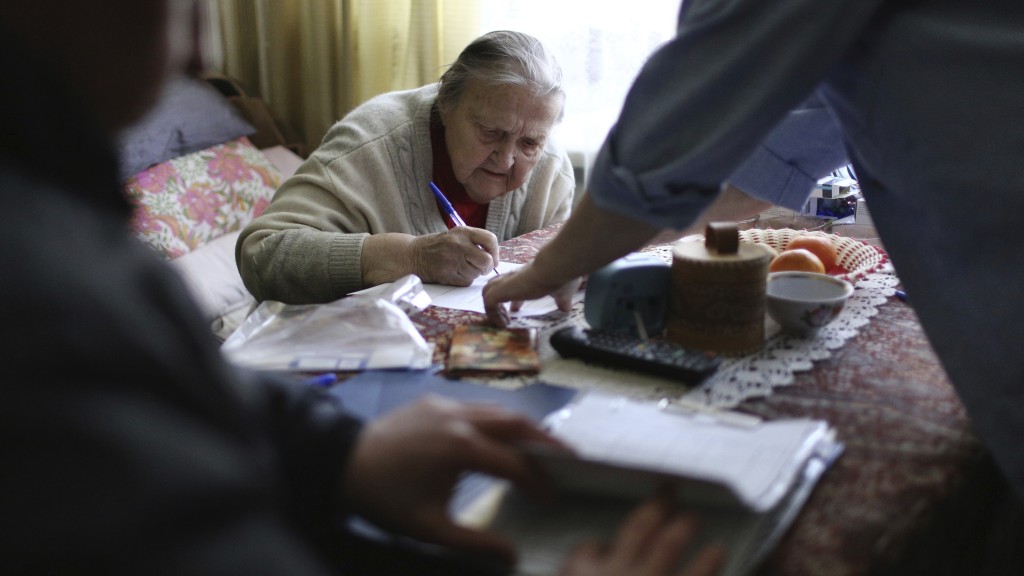  鄂木斯克地区采用流动票箱，工作人员到行动不便的选民家中收集选票。 美联社
