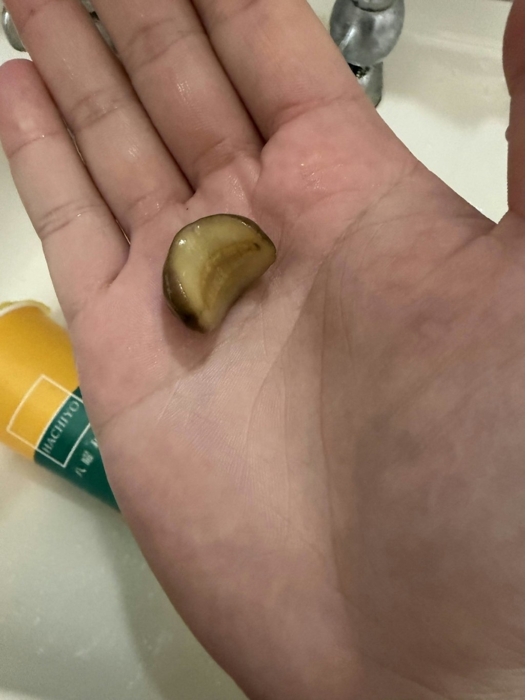 起初事主以为只是一粒梅子。
