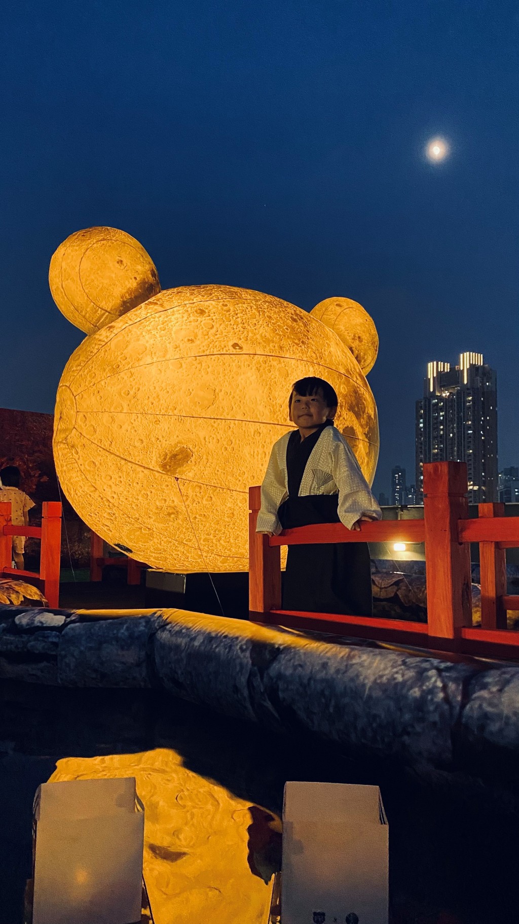 2.5米高巨形「熊仔头」月亮将会登陆D2 Place ONE 天台花园。 2.5米高巨形「熊仔头」月亮将会登陆D2 Place ONE 天台花园。