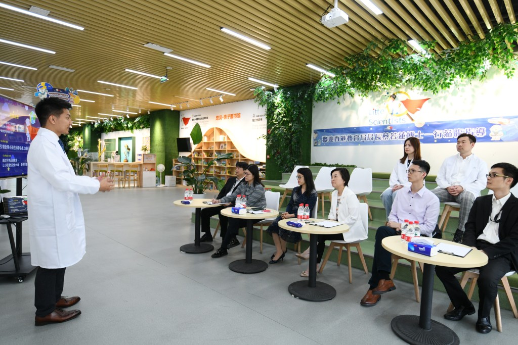 蔡若莲（右五）昨日在成都参访港资教育企业「小小科学超人」。政府新闻处图片