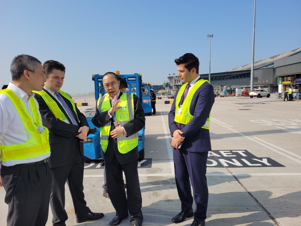 驭势科技香港业务总监张福修（右二）在香港国际机场向外国使节展示无人驾驶技术。