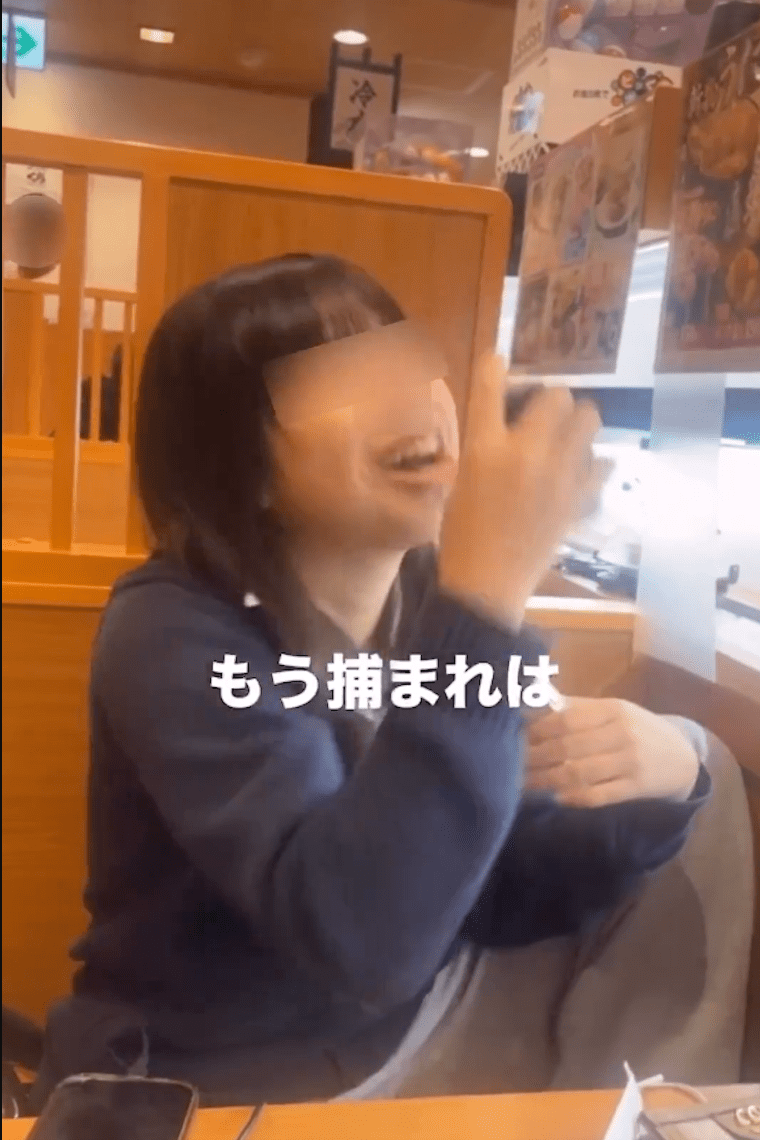 女子在藏壽司店內揭開輸送帶餐碟的透明蓋，用手觸碰壽司表面後又拿起桌上的醬油瓶作出飲用動作，全程嬉笑拍攝，並上載至社交平台。X@korekore19
