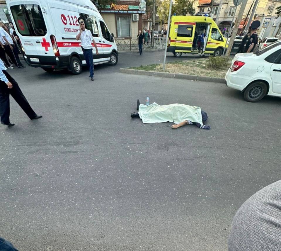 达吉斯坦遭到恐袭，当局以白布遮盖街上一具遗体。网上图片