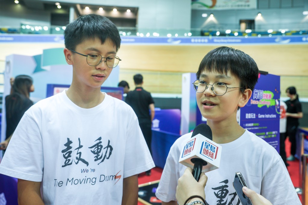就讀中一的陳同學與信同學。何家豪攝